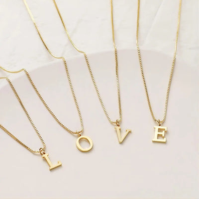 Collier med kærlighedsinitialer