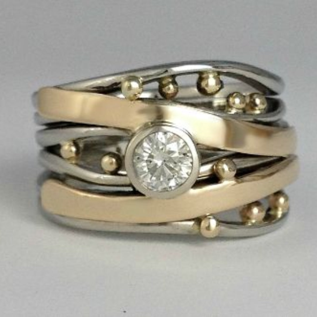 Elegant ring prydet med zirkoner i antik guld