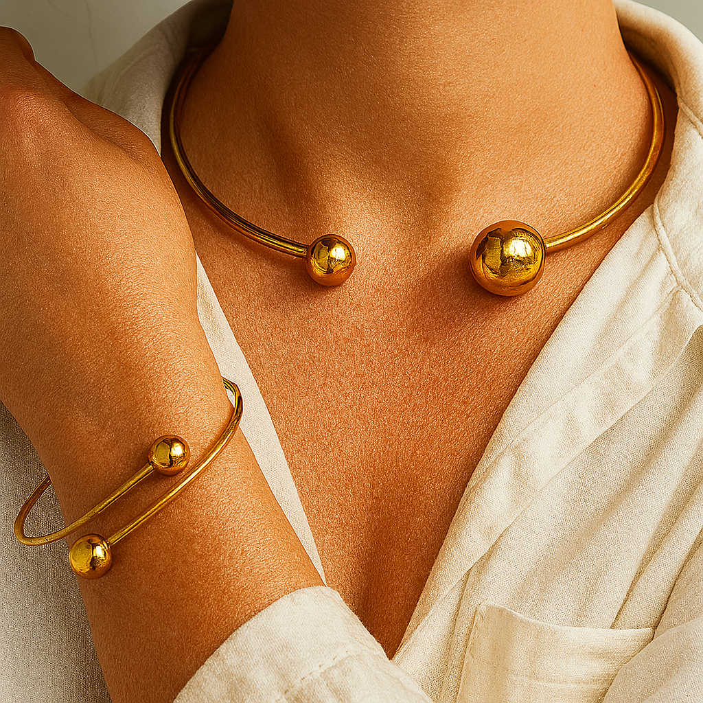 Sæt af minimalistisk guld-halskæde og armbånd