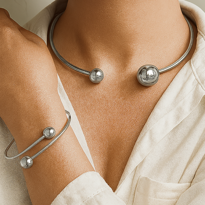 Sæt af minimalistisk guld-halskæde og armbånd