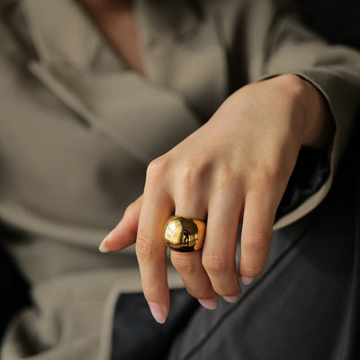 Elegant gylden kugleformet ring – Alfraye