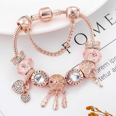 Elegant snefangende armbånd med romantiske roser og sølvvedhæng