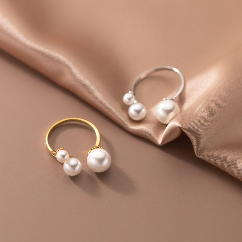 Elegant justerbar trekantet ring med charmerende ferskvandsperler
