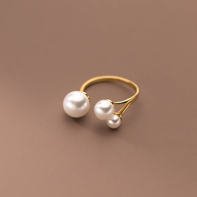Elegant justerbar trekantet ring med charmerende ferskvandsperler