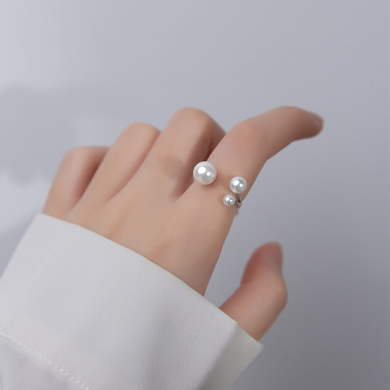 Elegant justerbar trekantet ring med charmerende ferskvandsperler