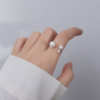 Elegant justerbar trekantet ring med charmerende ferskvandsperler