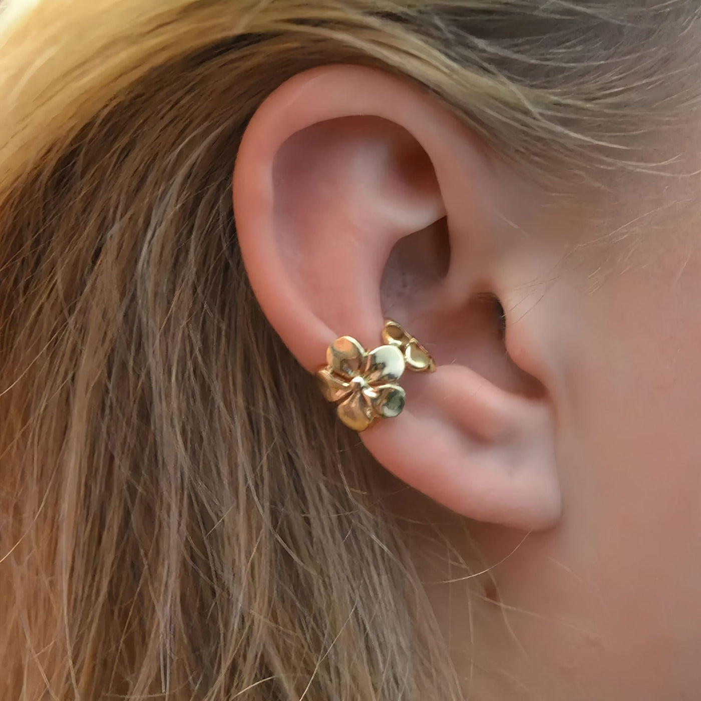 Plumeria-Øreklemme i let design – Anne