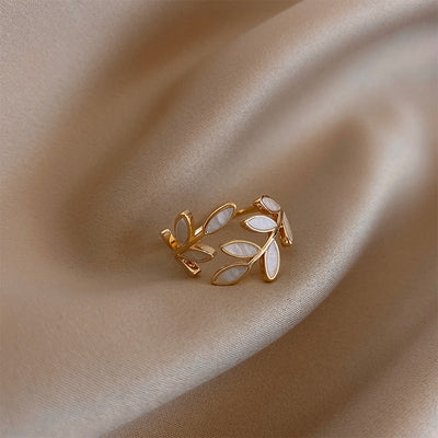 Justerbar Ring i Guld med Blad og Hvid Opal