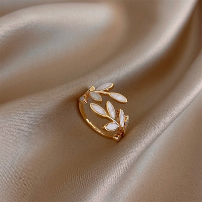 Justerbar Ring i Guld med Blad og Hvid Opal