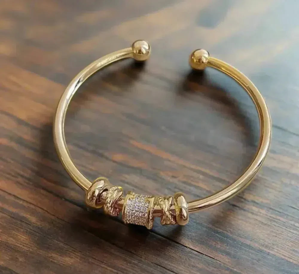 Justerbar armbånd med gyldne charms