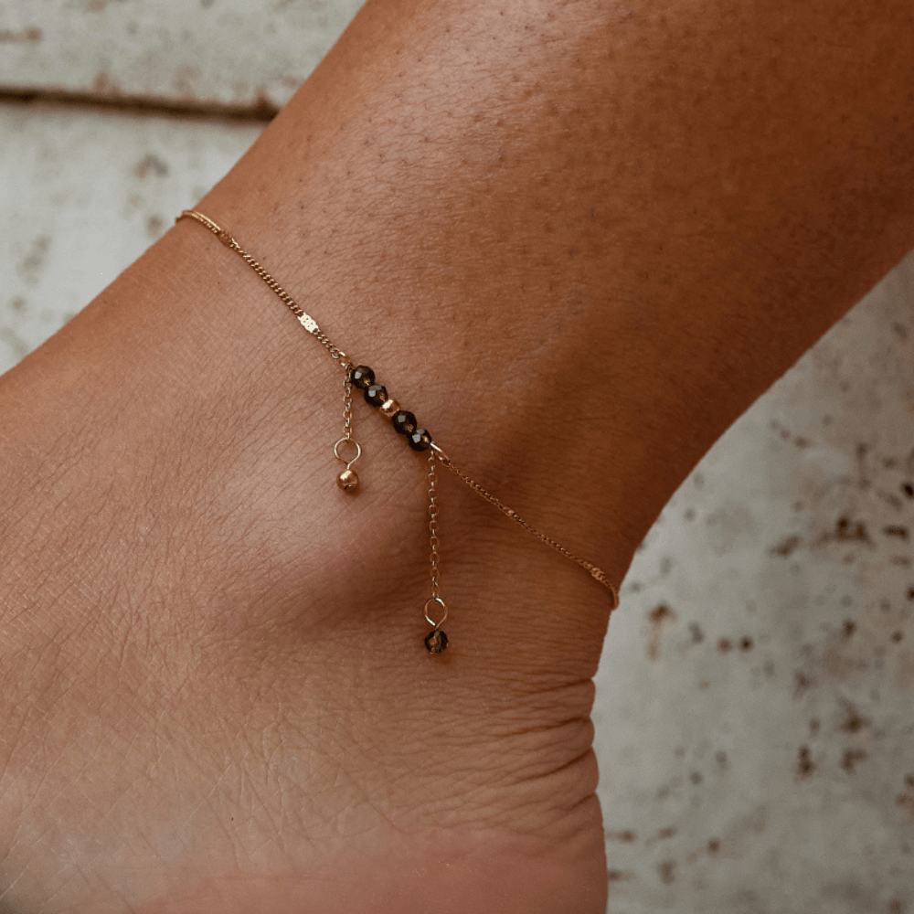 Ørkenbrise Gem Anklet med Legesyg Pompon