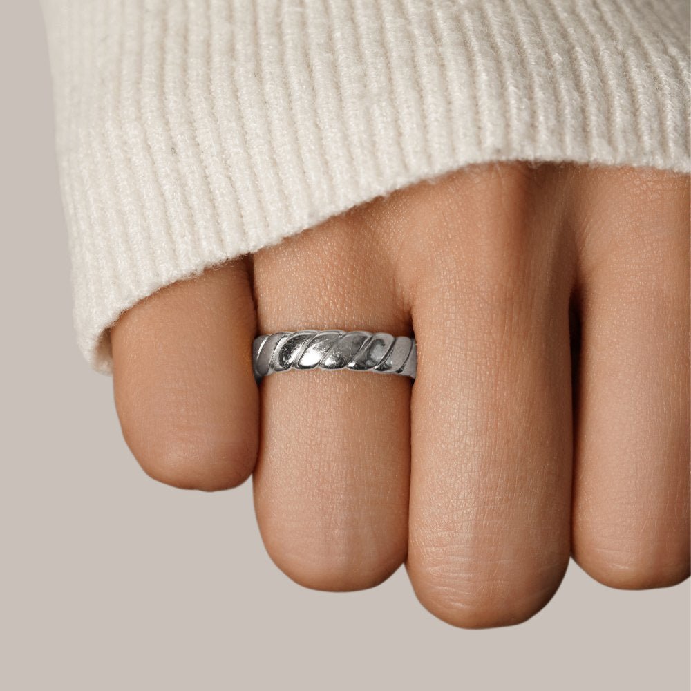 Endeløs Twist Ring – Calira