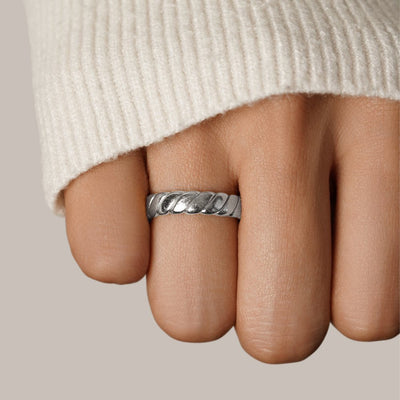Endeløs Twist Ring – Calira