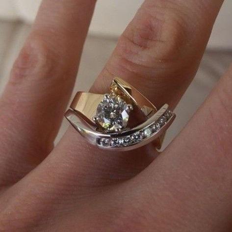 Elegant vintage ring i guld og sølv med en glitrende zirkon