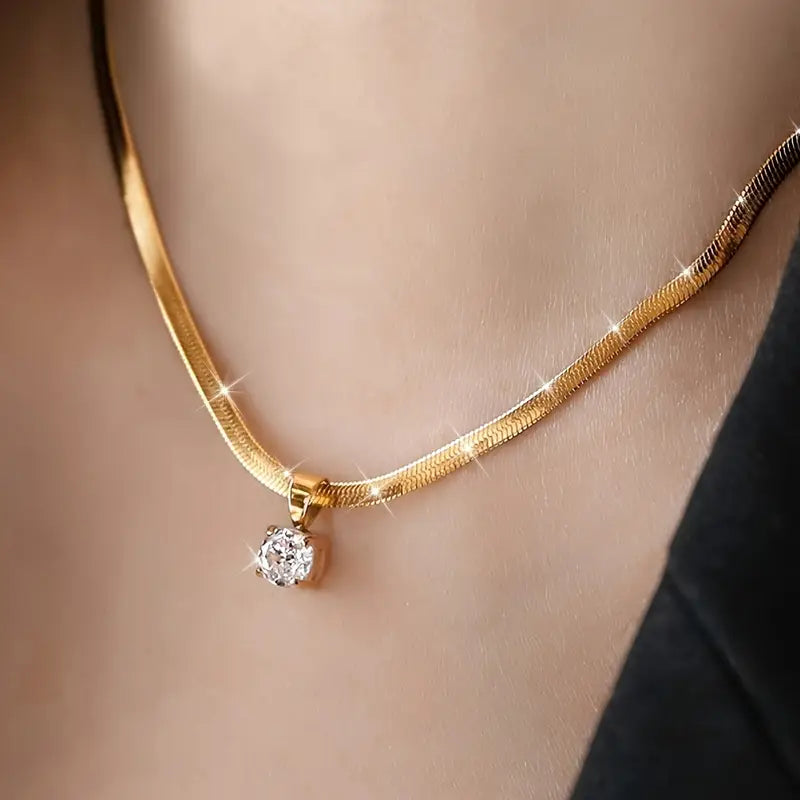 Elegant halskæde med rhinestone vedhæng i guld
