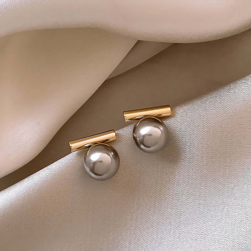 Elegante og brede perleøreringe i guld – exceptionel glans og stil