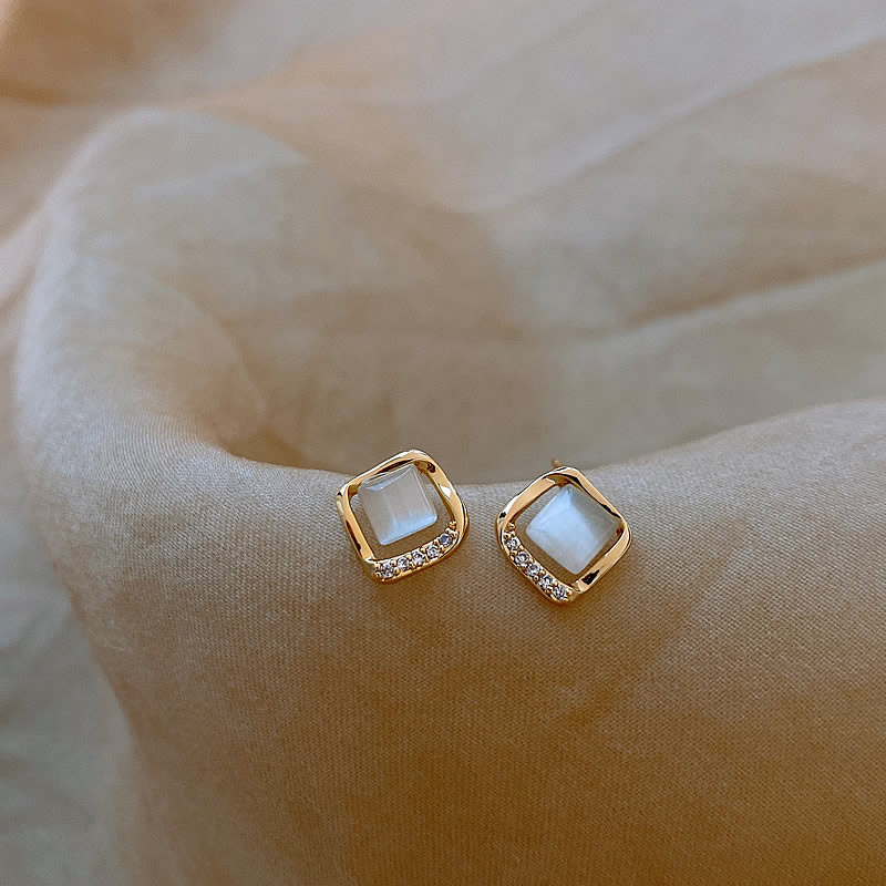 Elegante høje øreringe med gyldne månesten for en ekstraordinær glans