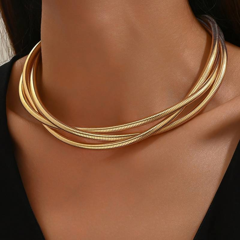Elegant vintage lagdelt halskæde i guld til en exceptionel stil