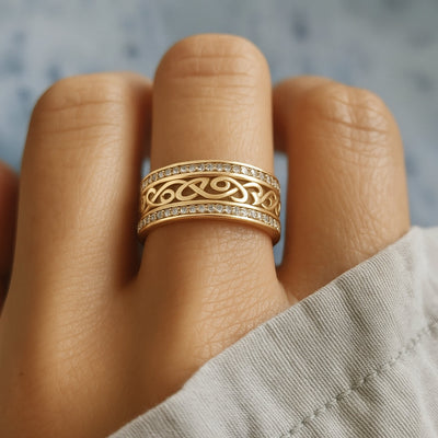 Elegant gylden ring Hohloha Hellera – luksusaccessory til alle anledninger