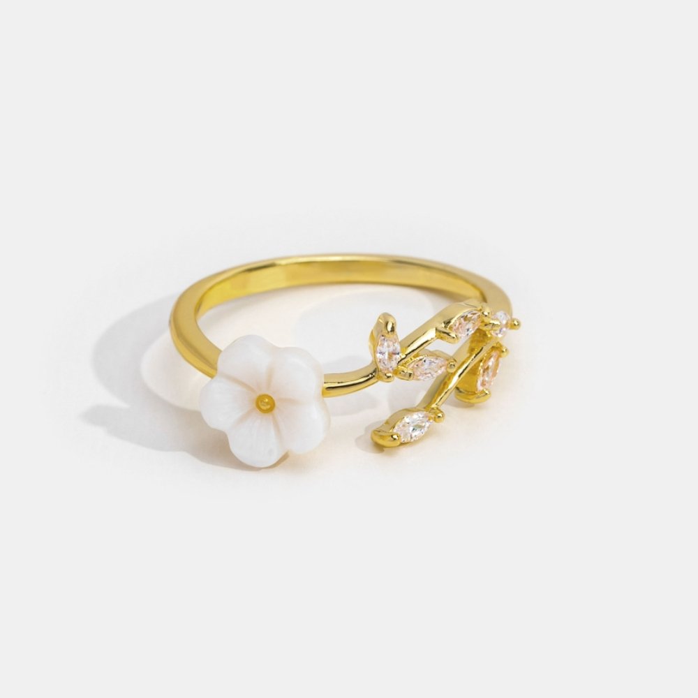 Rise - Ring med hvide blomster