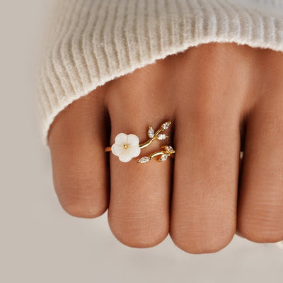 Rise - Ring med hvide blomster