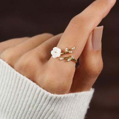 Rise - Ring med hvide blomster