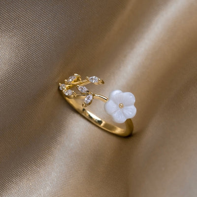Rise - Ring med hvide blomster