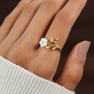 Rise - Ring med hvide blomster